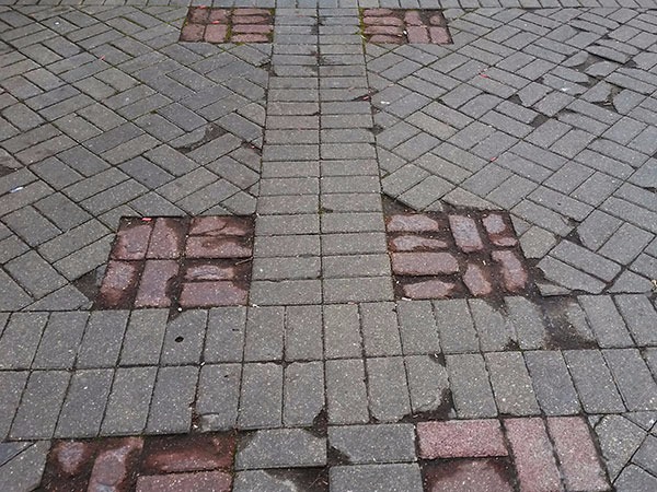 Вибропрессованная тротуарная плитка на одной из улиц г. Москвы