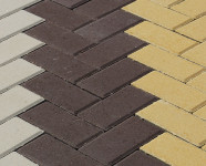 Фото укладки тротуарной плитки из четырех цветов Елочка